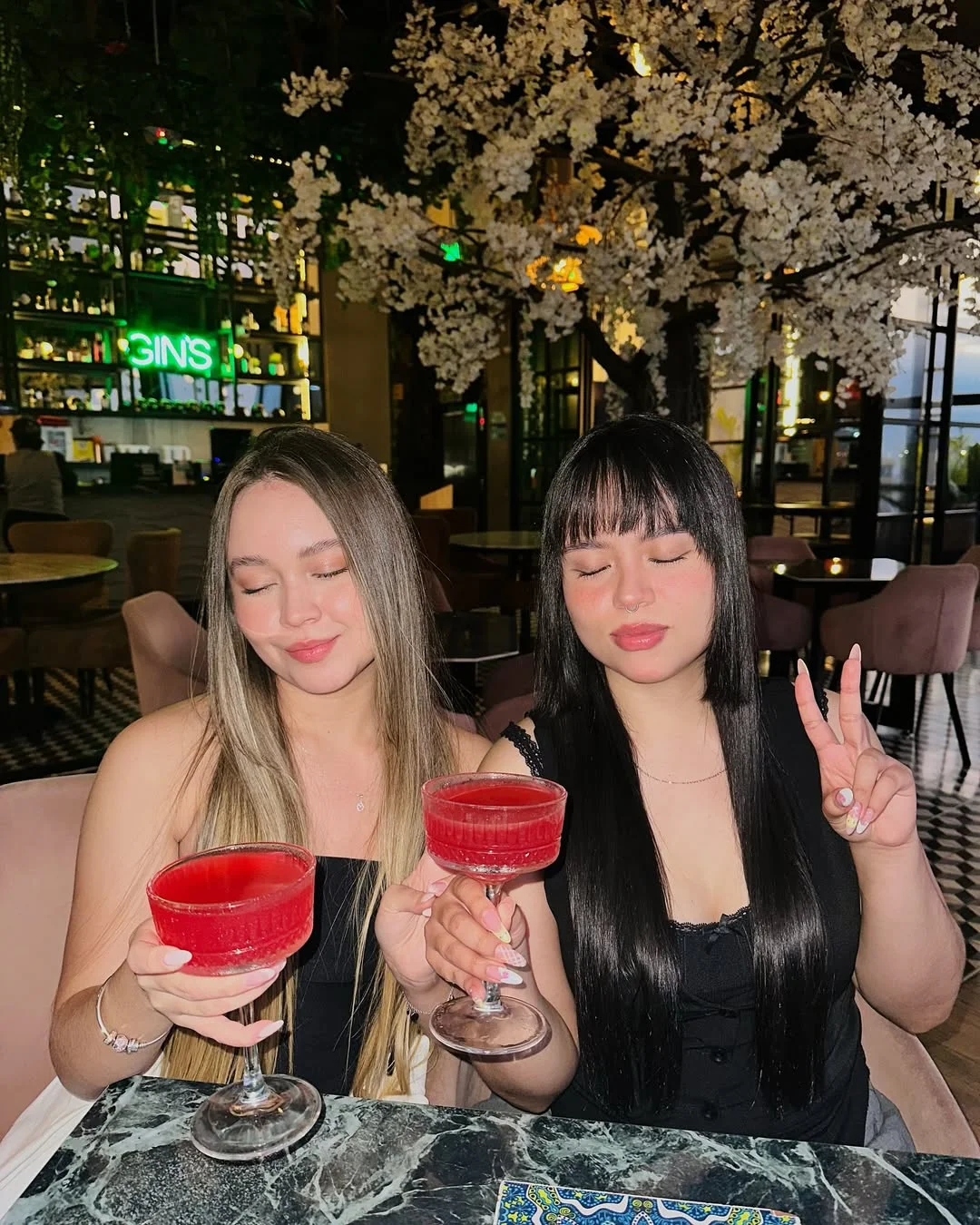 Cocktail night 🍸✨ señal para que vayas por unos cócteles con tu amiga 🖤