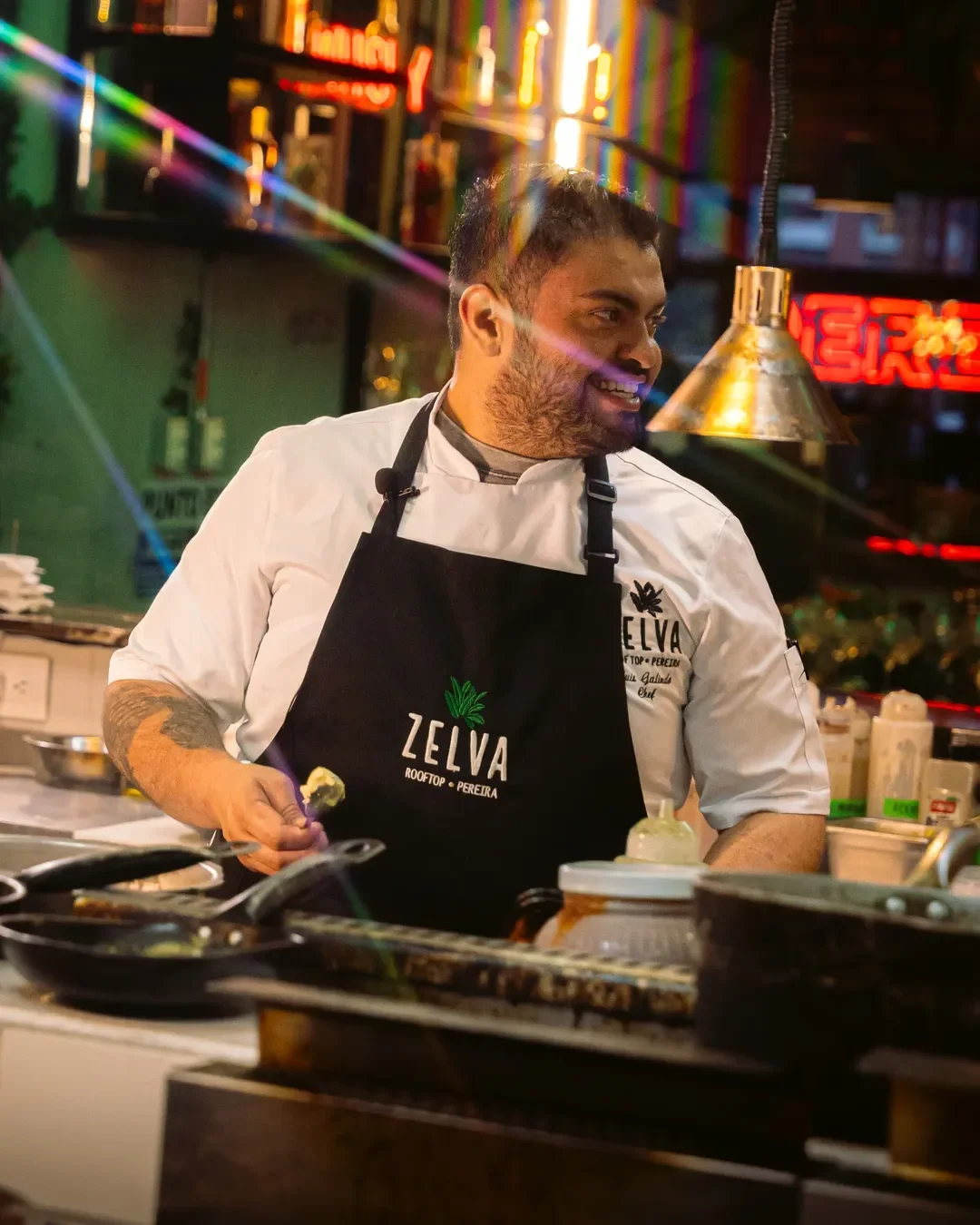 Detrás de cada plato inolvidable, hay manos que cocinan con pasiónNuestro chef le pone alma, té-1