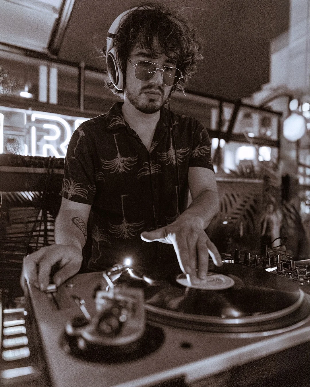 En Zelva Rooftop la música, el ambiente y la energía se encargan de convertir cada instante en h(2)